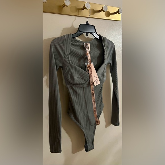 OH POLLY- NWT Ribbed Long Sleeve Bodysuit in Gray - Picture 3 of 14